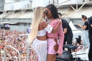 Brunna e Lud se beijam no Fervo das Gloriosas.