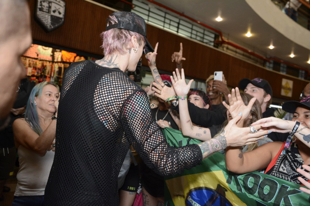 Machine Gun Kelly na Galeria do Rock, com fãs