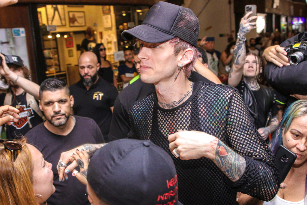 Machine Gun Kelly na Galeria do Rock, com fãs