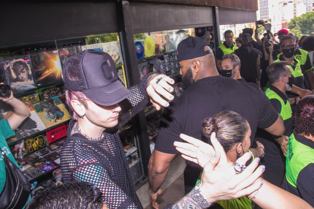 Machine Gun Kelly na Galeria do Rock, com fãs