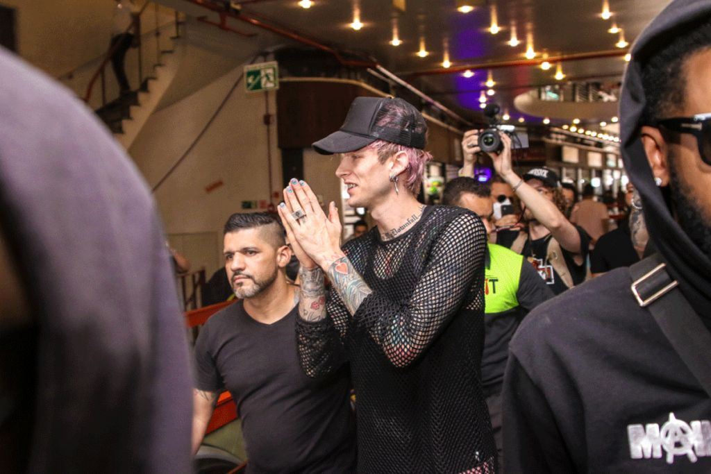 Machine Gun Kelly na Galeria do Rock, com fãs