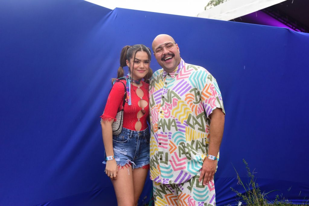 Tiago Abravanel e Maisa Silva posando para foto