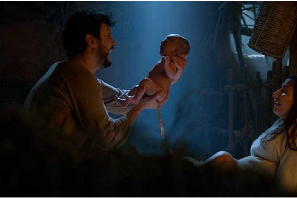 Maria (Juliana Xavier) dá à luz na novela "Jesus"
