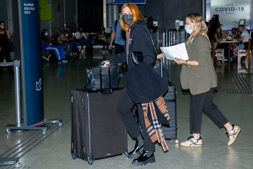 A atriz escolheu um look confortável para viajar