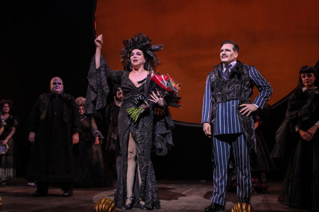 Marisa Orth e Daniel Boaventura no musical A Família Addams