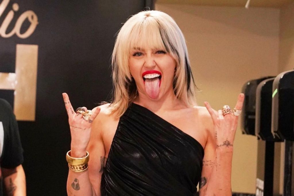 Miley Cyrus posando para foto