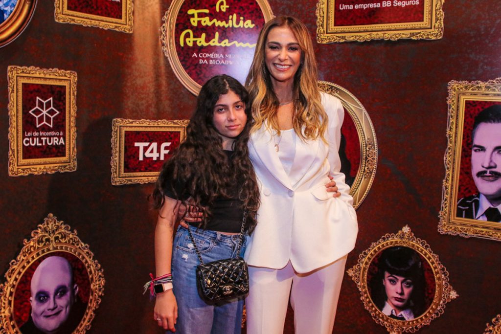 Mônica Martelli e a filha no musical A Família Addams