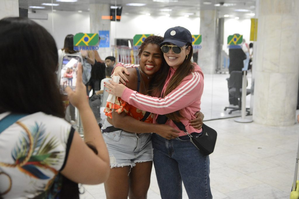 Naiara Azevedo posando para fotos em aeroporto do RJ