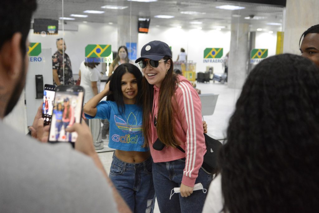Naiara Azevedo posando para fotos em aeroporto do RJ