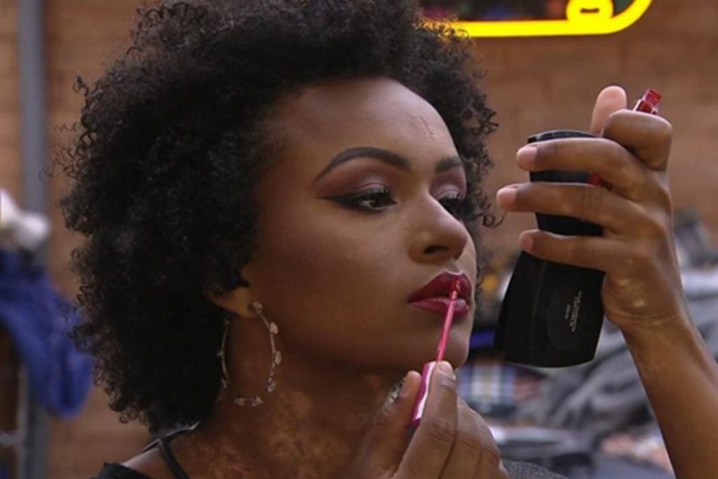 Natália se prepara para festa Avon no BBB22
