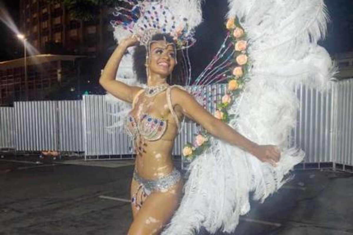 Natália Deodato com biquíni de carnaval