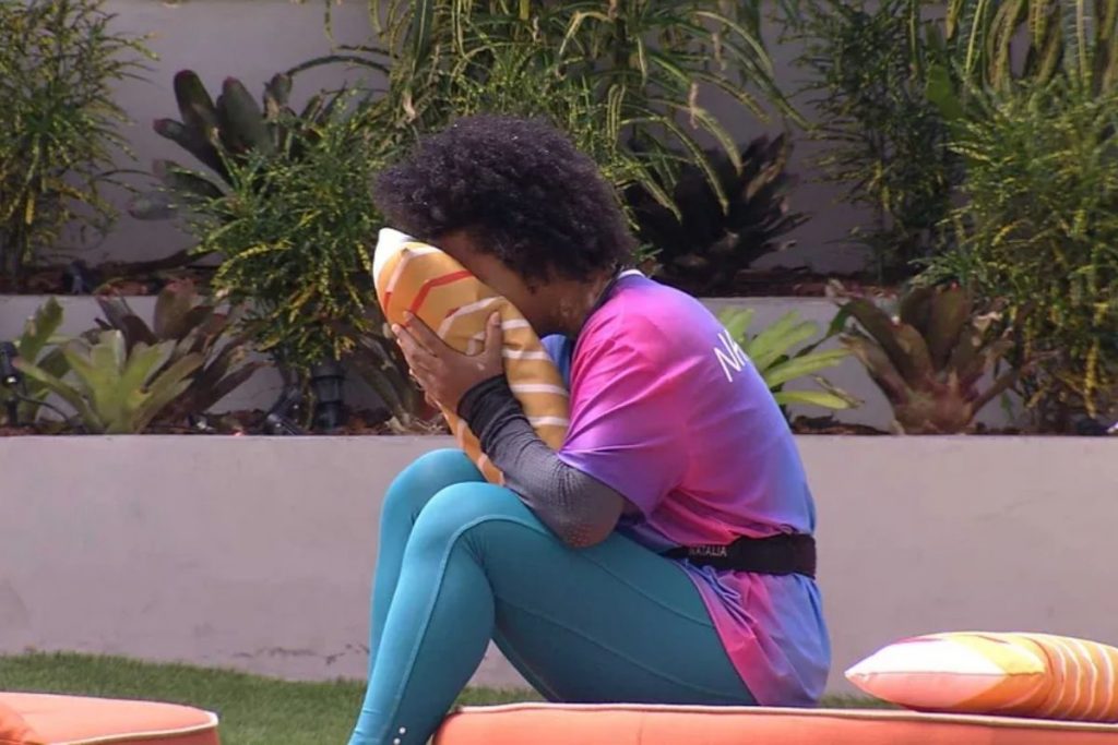 Natália com almofada no rosto