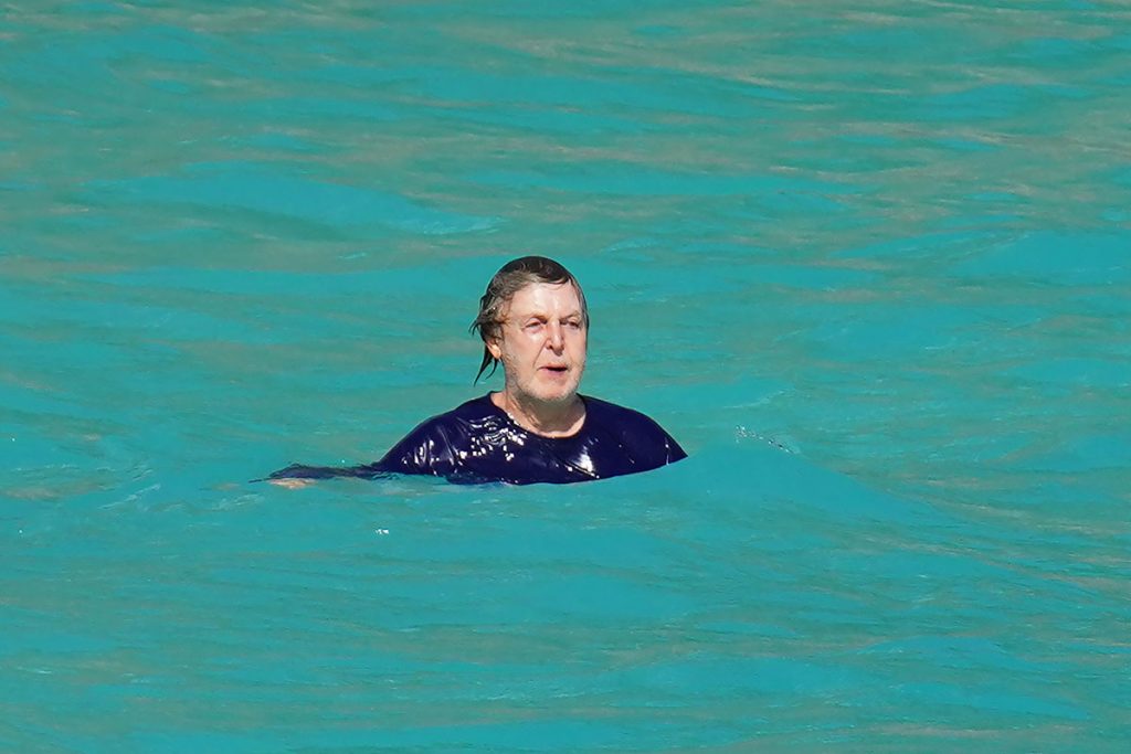 Paul McCartney curtiu um banho de mar no Caribe