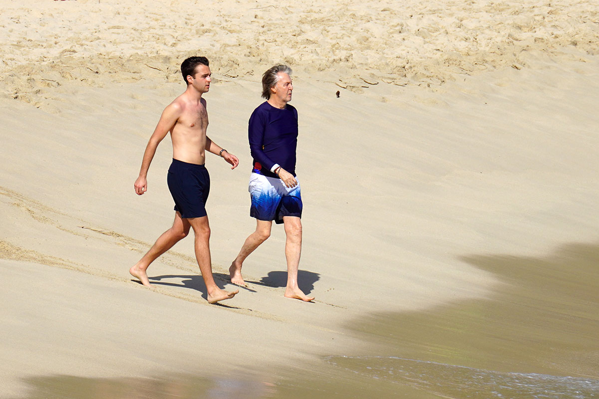Paul McCartney curte dia de praia no Caribe