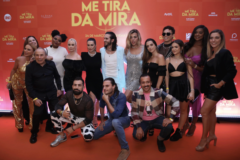Famosos e elenco em pré-estreia do filme Me Tira da Mira