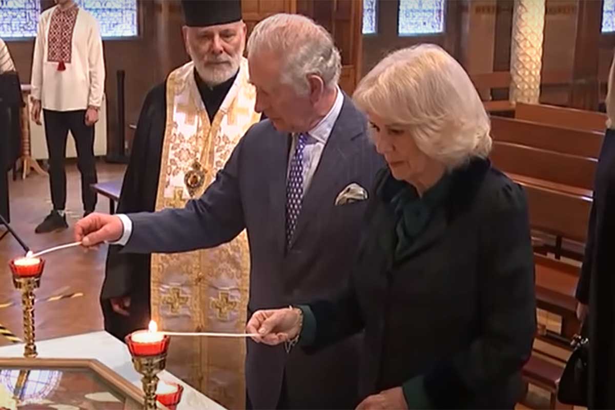 Príncipe Charles e Camilla Parkes em catedral ucraniana em Londres