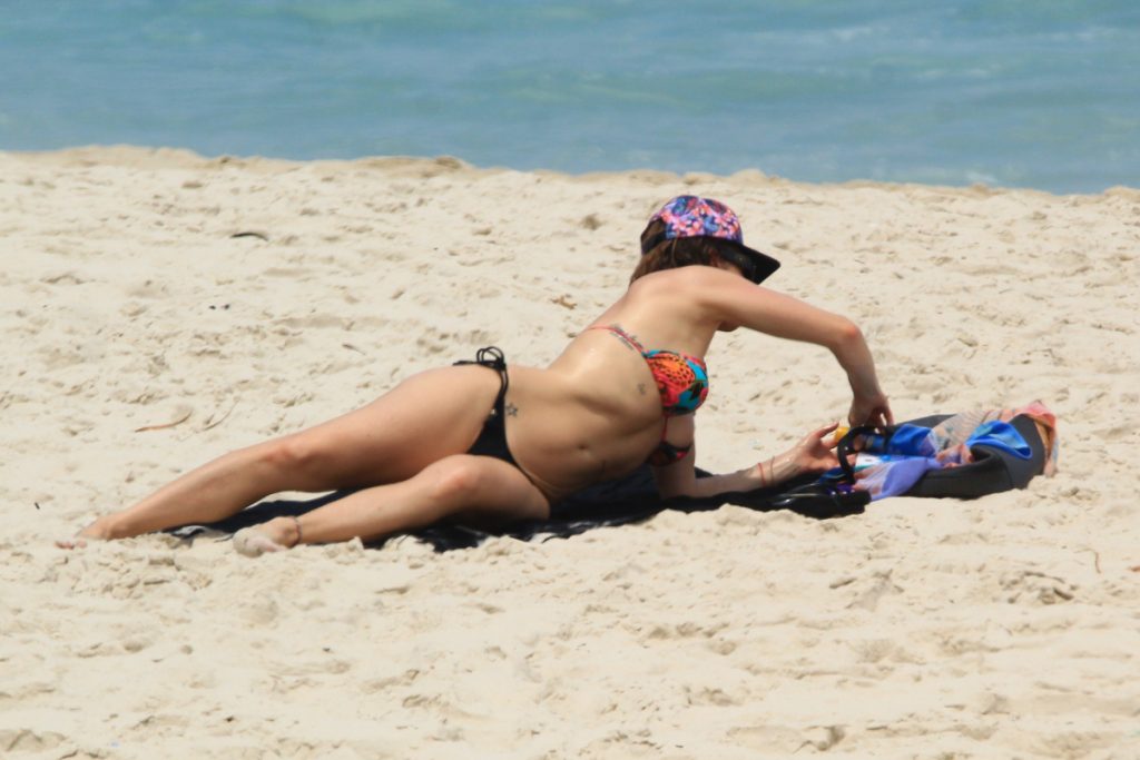 Rita Guedes em praia do Rio de Janeiro