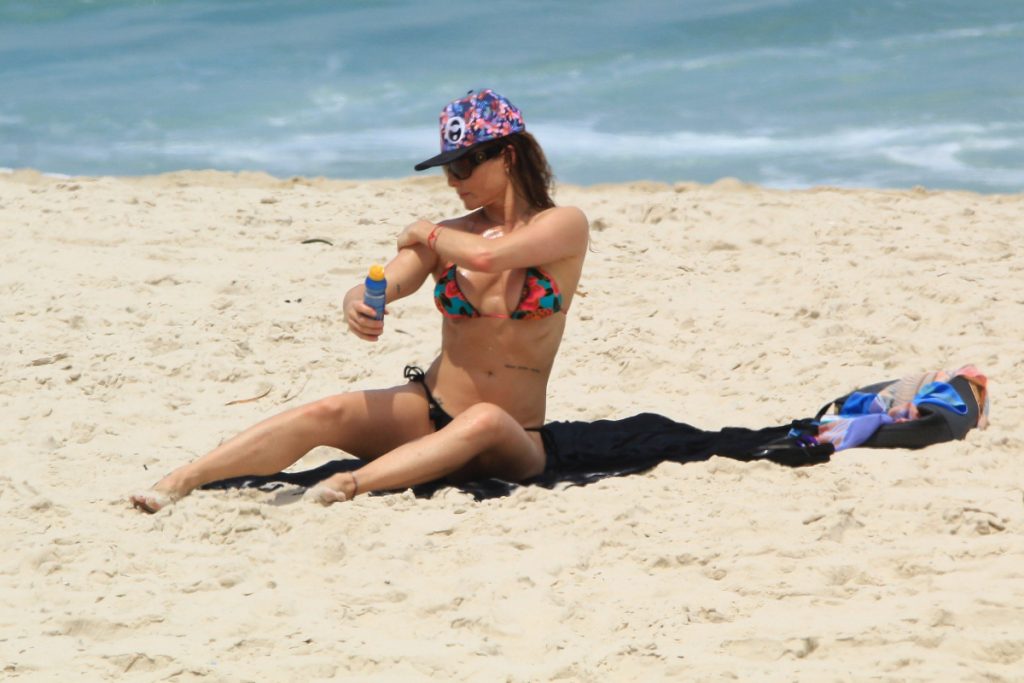 Rita Guedes em praia do Rio de Janeiro