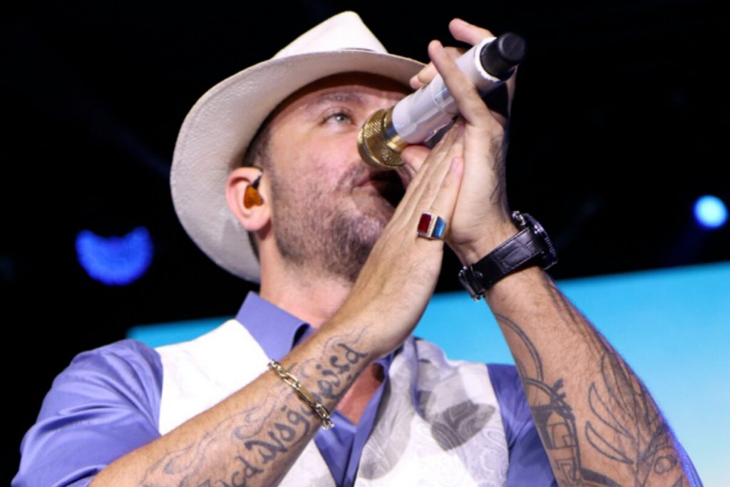 Diogo Nogueira cantando