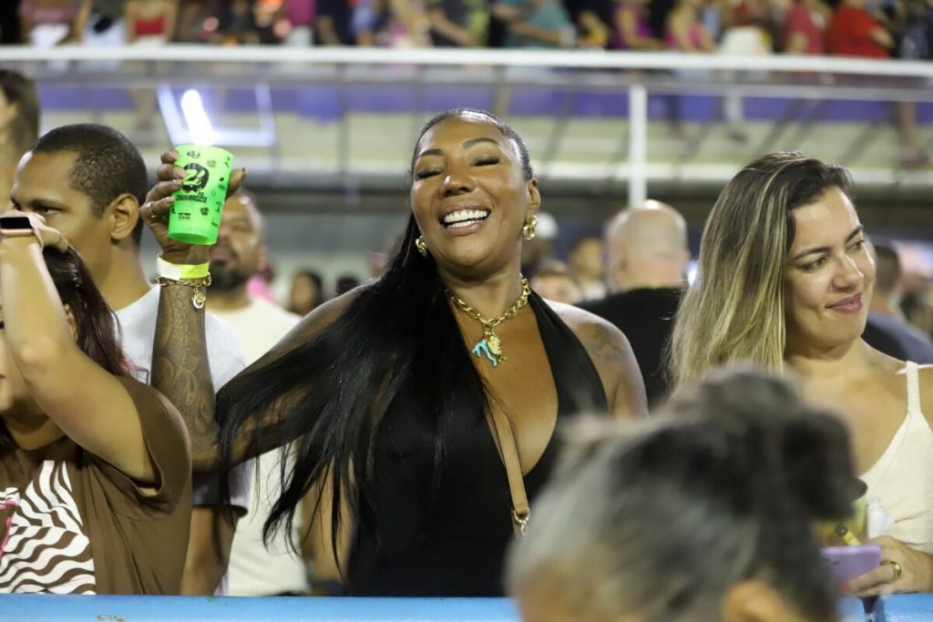 Silvana, mãe de Ludmilla, assiste ensaio da Beija-Flor na Sapucaí