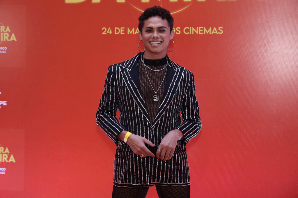 Silvero Pereira em pré-estreia do filme Me Tira da Mira