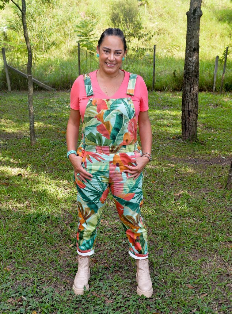 Silvia Abravanel posando para foto em parque