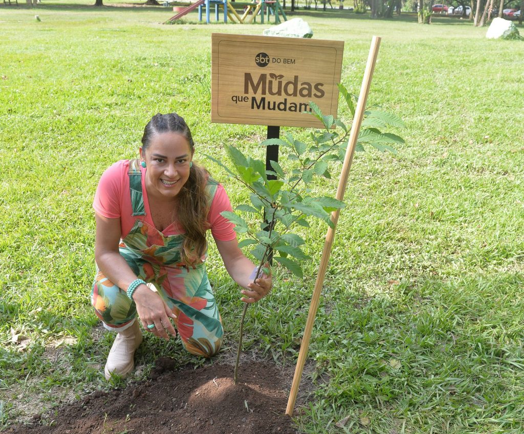 Silvia Abravanel participa de plantio em parque ecológico de SP