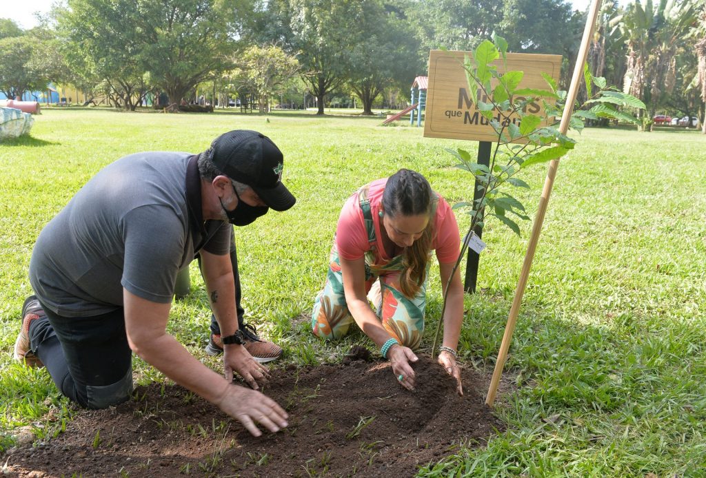 Silvia Abravanel participa de plantio em parque ecológico de SP