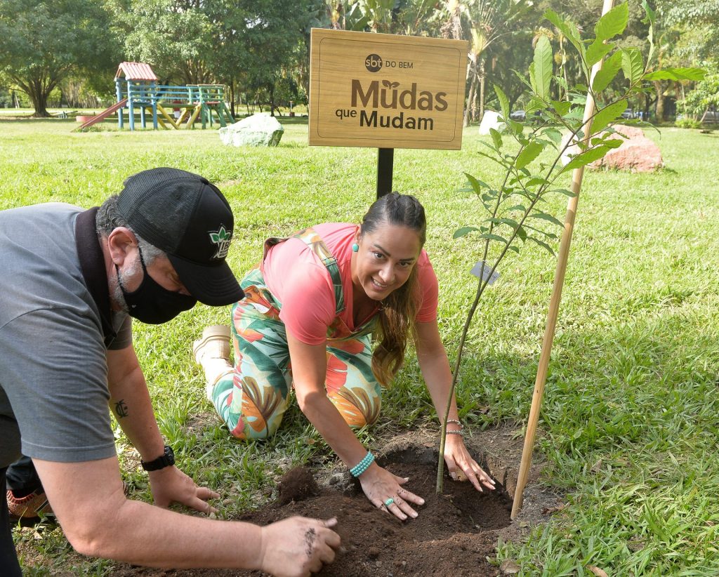 Silvia Abravanel participa de plantio em parque ecológico de SP