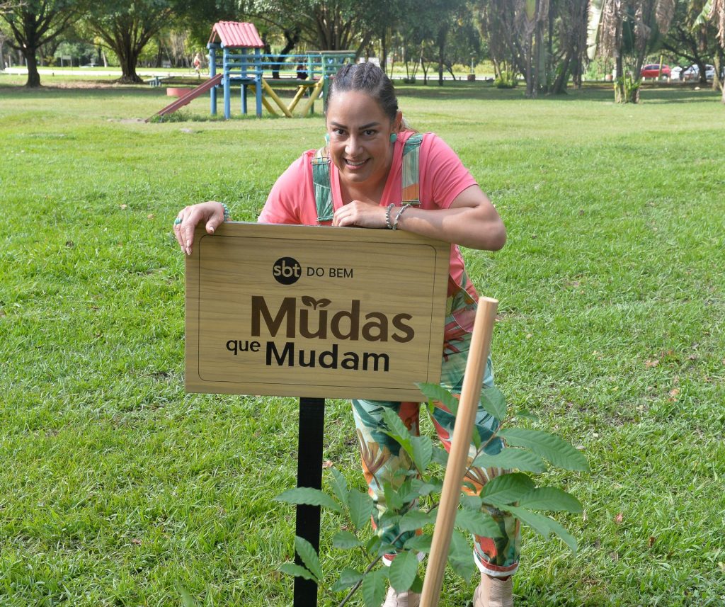 Silvia Abravanel posando para foto em parque