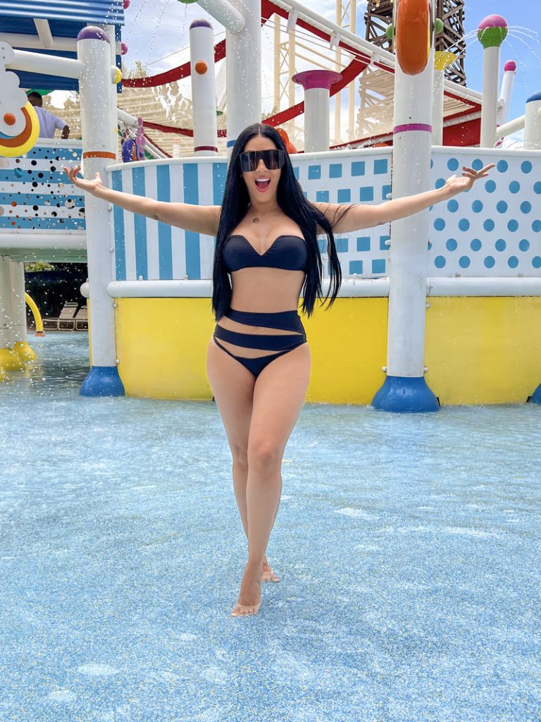 Simaria posando para foto em parque aquático