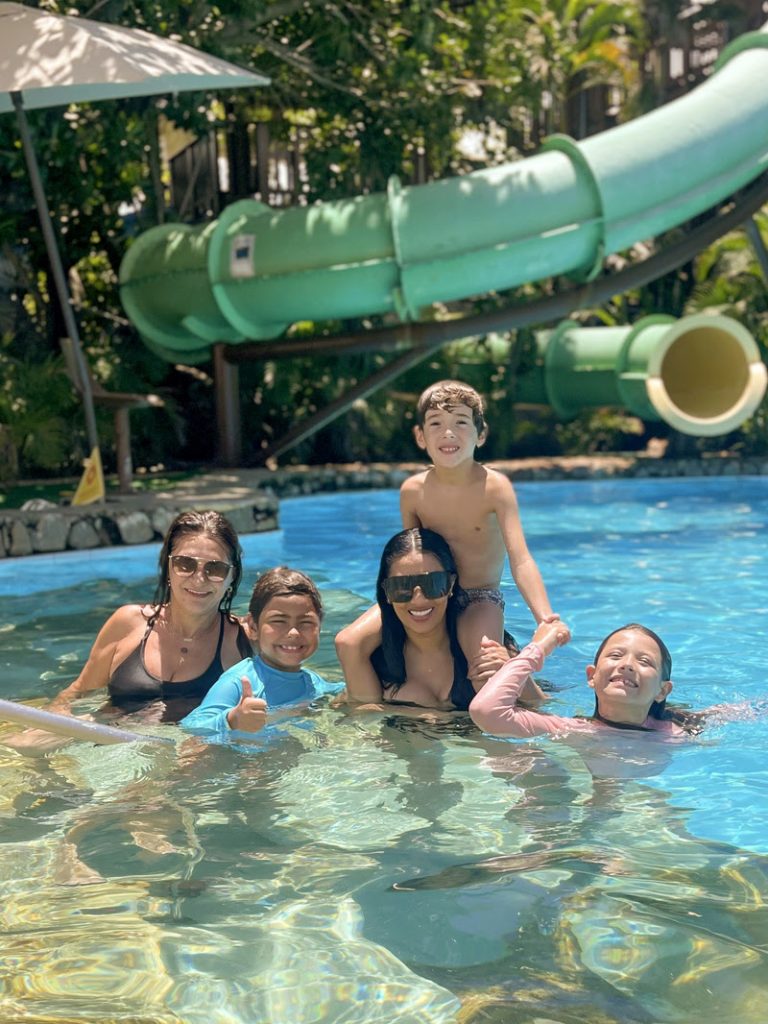 Simaria posando para foto com família em parque aquático