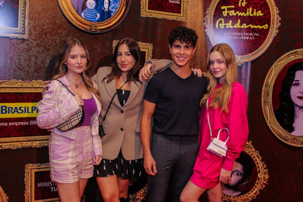 Sophia Valverde, Luisa Bresser, Igor Jansen e Pietra Quintela no musical A Família Addams