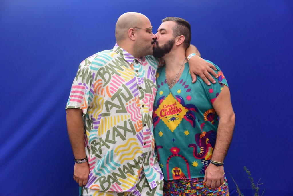 Tiago Abravanel e Fernando Poli se beijando em foto