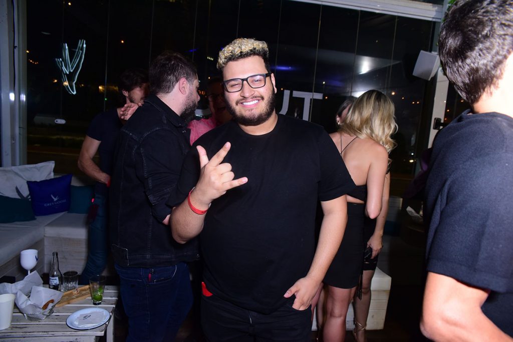 Victor Hugo foi só sorrisos na festa