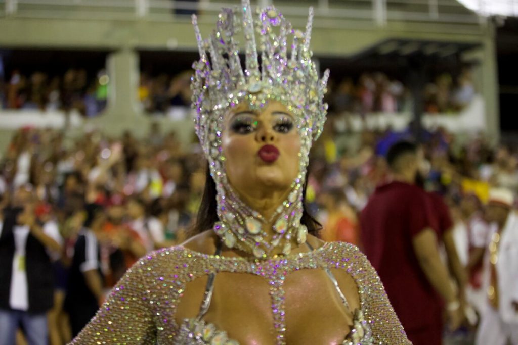 Viviane Araújo manda beijo para o público da Sapucaí