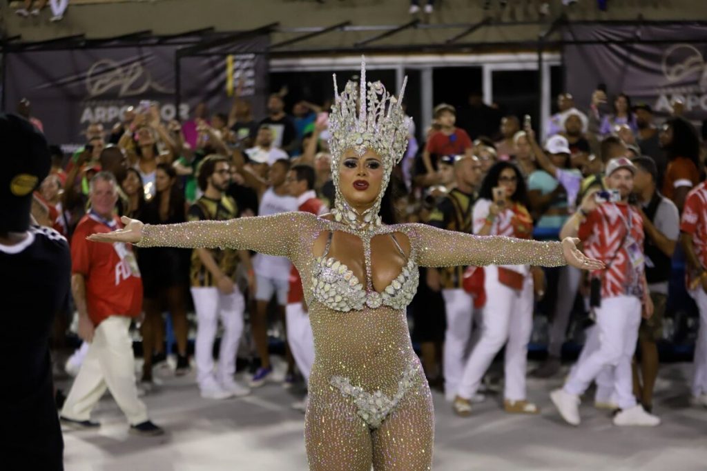 Viviane Araújo samba grávida de 4 meses na Sapucaí