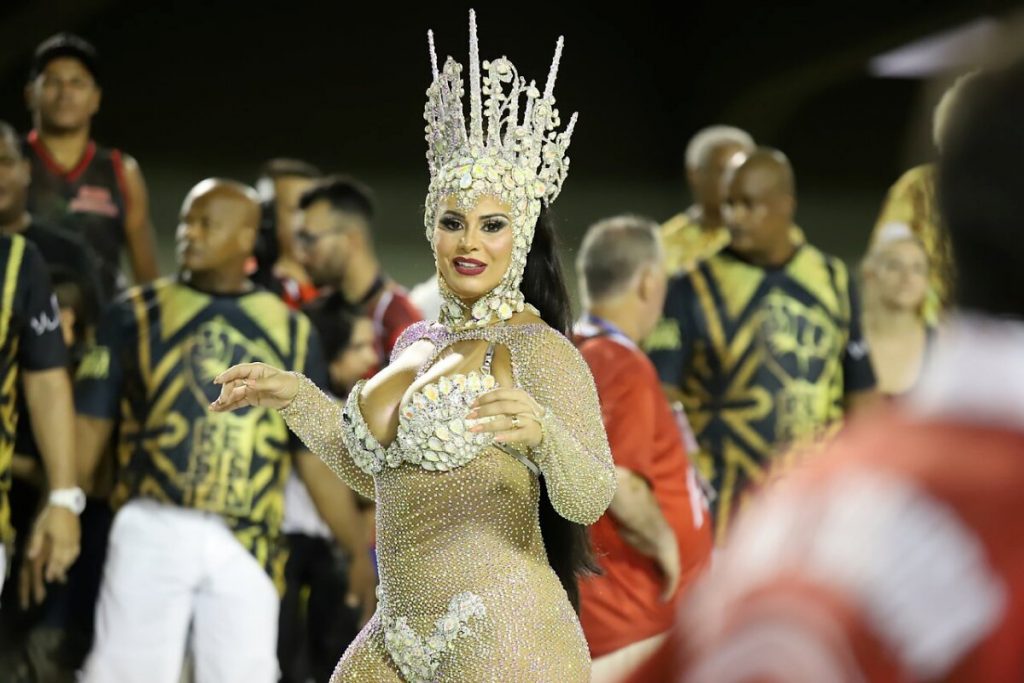 Viviane Araújo samba grávida de 4 meses na Sapucaí