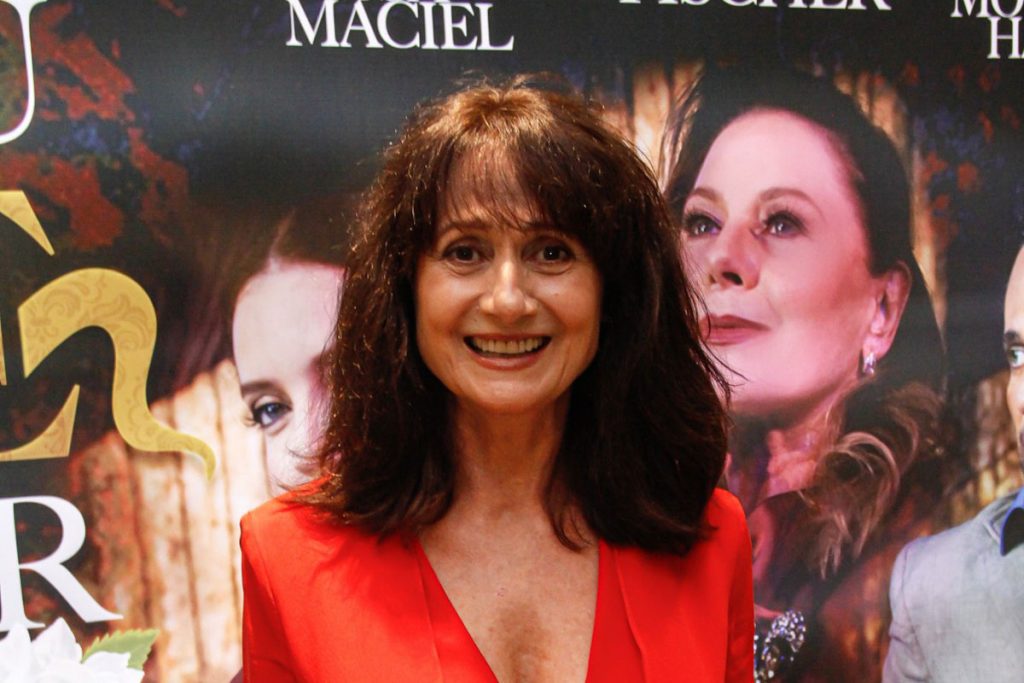 Zezé Polessa esbanjou simpatia ao posar para os fotógrafos