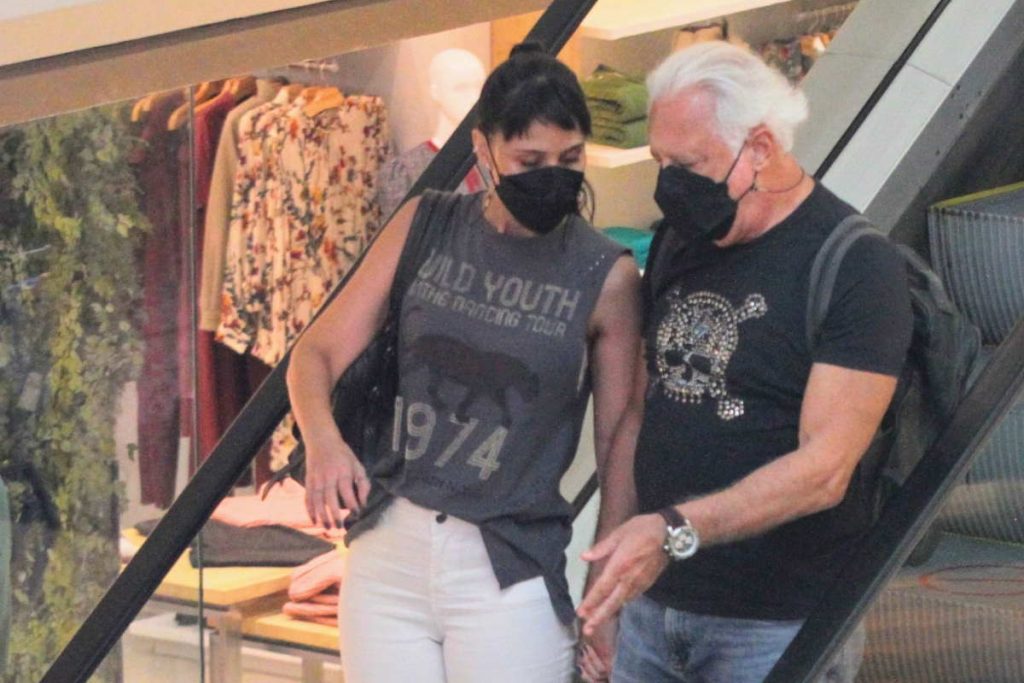 Antonio Fagundes passeia em shopping