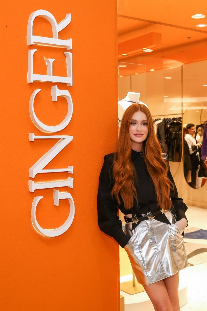 Marina Ruy Barbosa visita sua loja