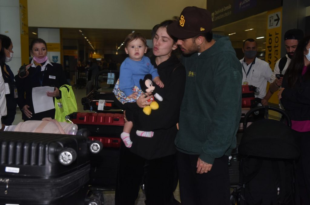 Virginia Fonseca, Zé Felipe e Maria Alice desembarcam em Guarulhos, São Paulo