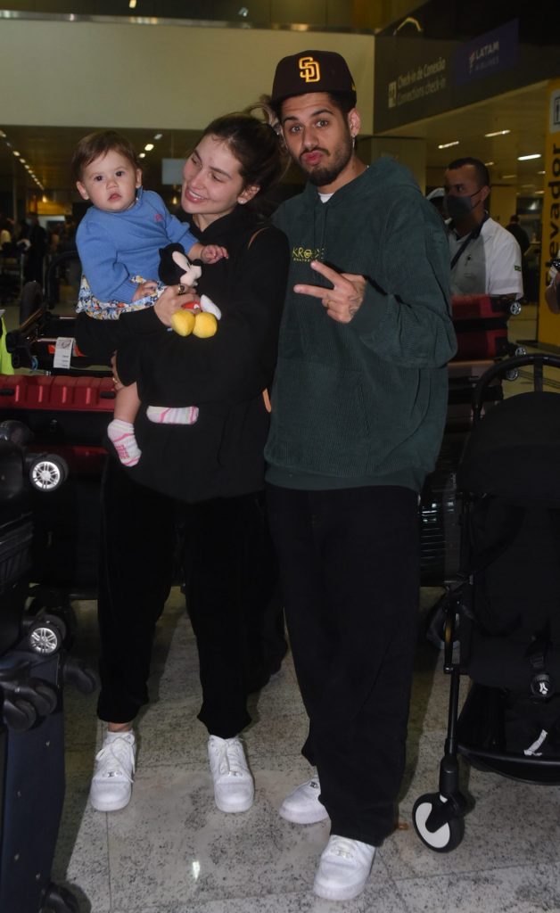 Virginia Fonseca, Zé Felipe e Maria Alice desembarcam em Guarulhos, São Paulo