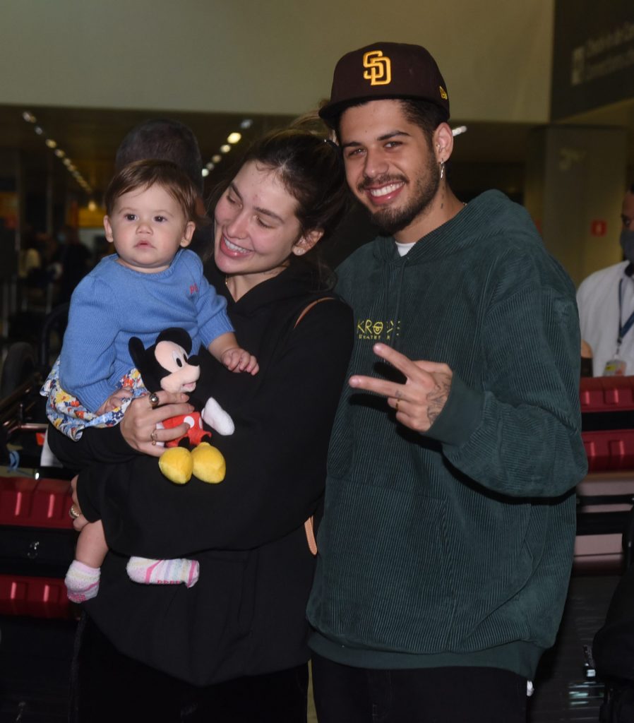 Virginia Fonseca, Zé Felipe e Maria Alice desembarcam em Guarulhos, São Paulo