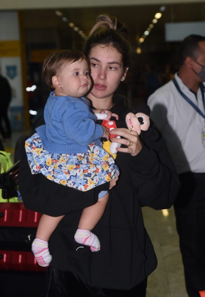 Virginia Fonseca, Zé Felipe e Maria Alice desembarcam em Guarulhos, São Paulo