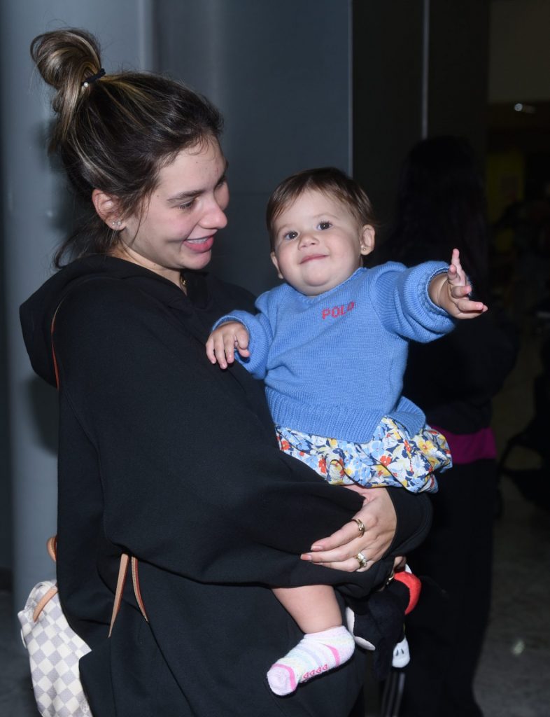 Virginia Fonseca, Zé Felipe e Maria Alice desembarcam em Guarulhos, São Paulo