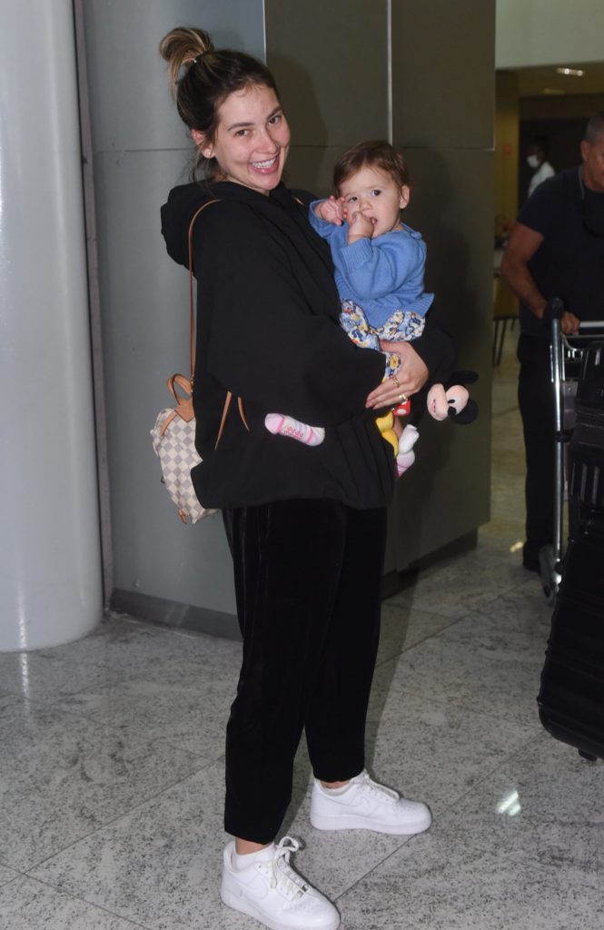 Virginia Fonseca, Zé Felipe e Maria Alice desembarcam em Guarulhos, São Paulo