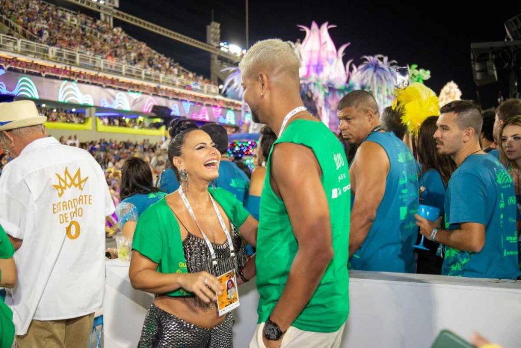 Viviane-Araujo-e-marido-sapucai