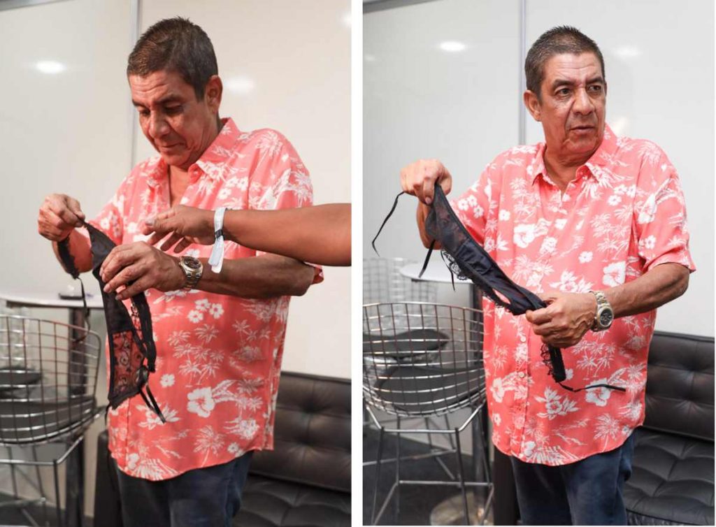 Zeca Pagodinho no camarim com calcinha