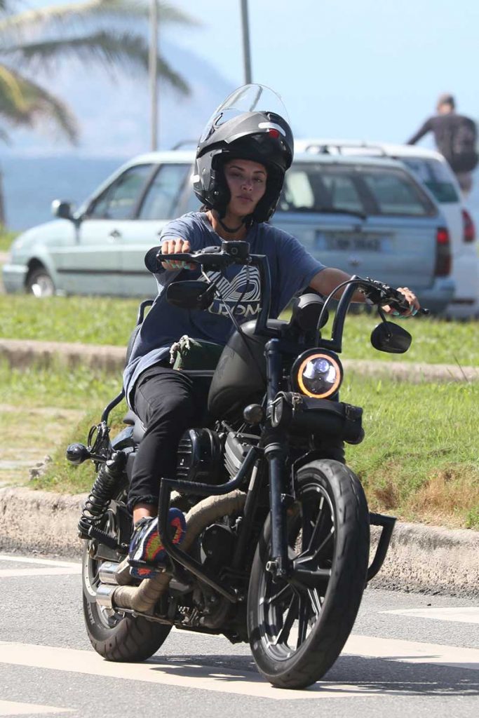 Aline Campos em momento motociclista